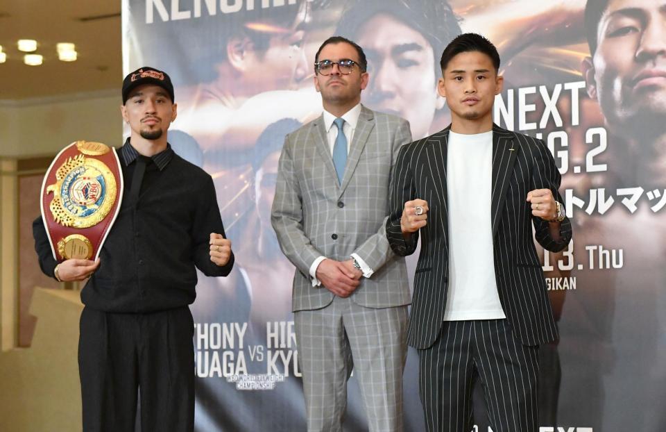 　決戦に向けファイティングポーズを決める京口紘人（右）。左から対戦相手のアンソニー・オラスクアガ、ＷＢＯのグスタボ・オリビエリ会長（撮影・開出牧）