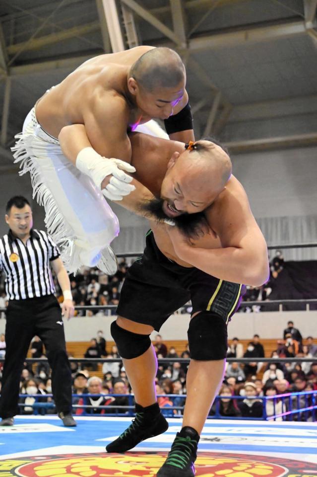 　丸刈り頭に白いコスチュームで再出発した海野翔太（左）を一本背負いで投げるオーカーン