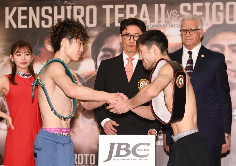 　ユーリ阿久井（右）と握手をかわす寺地拳四朗（撮影・園田高夫）