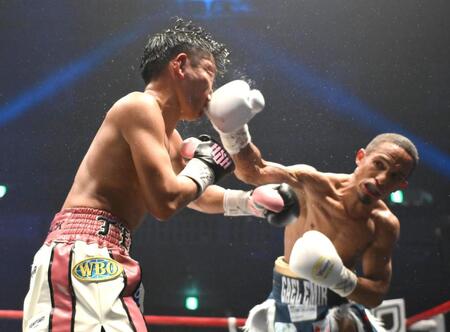 【写真】何が起きた？手を上げられる岩田　思わずサンティアゴがＷＨＹポーズ
