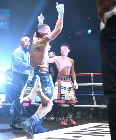 　判定でレネ・サンティアゴ（手前左）に敗れた岩田翔吉（撮影・堀内翔）