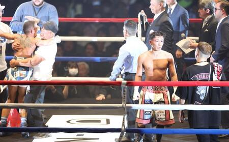 　レネ・サンティアゴに敗れた岩田翔吉（撮影・佐々木彰尚）