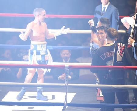 　新王者・レネ・サンティアゴとレフェリーが間違え手をあげられた岩田翔吉（撮影・佐々木彰尚）