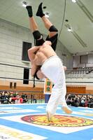 　海野翔太（手前）は新必殺技「セカンドチャプター」でオーカーンに雪辱した＝新日本プロレス提供