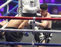 　２回、プーンルエン・ファヨン（左）を攻める坪井智也（撮影・佐々木彰尚）