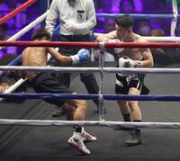 　２回、プーンルエン・ファヨン（左）からダウンを奪う坪井智也（撮影・佐々木彰尚）