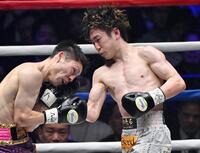 　５回、ユーリ阿久井政悟（左）を攻める寺地拳四朗