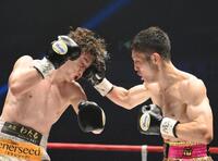 　６回、寺地拳四朗（左）にパンチを決めるユーリ阿久井政悟（撮影・堀内翔）