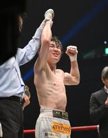 　ユーリ阿久井政悟に勝利した寺地拳四朗（撮影・堀内翔）