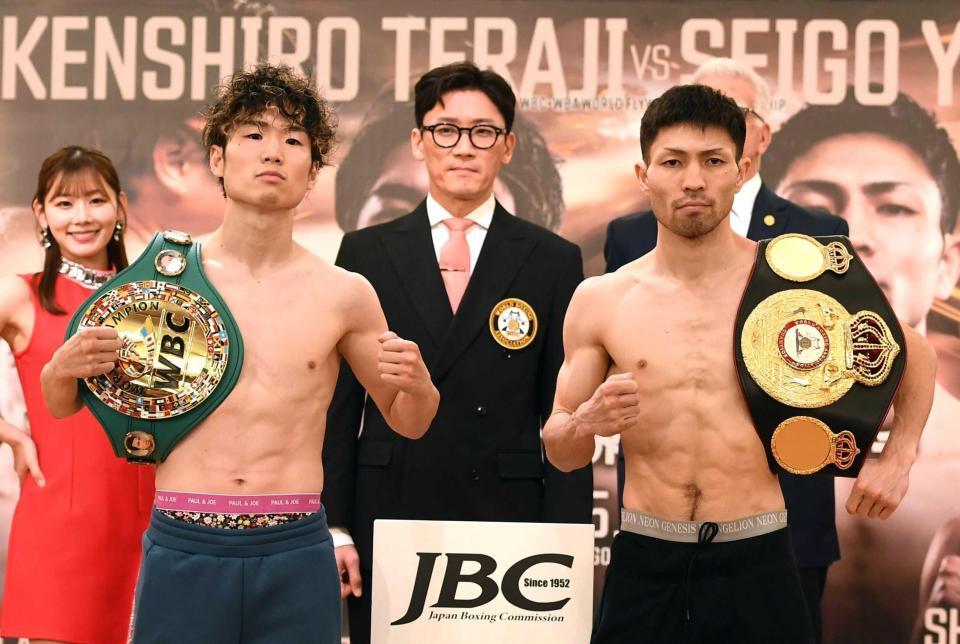 　計量をパスしたユーリ阿久井（右）と寺地拳四朗（撮影・園田高夫）