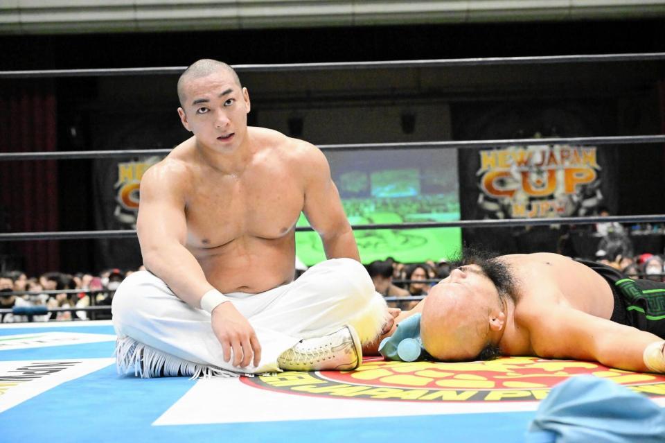 　海野翔太はオーカーン（右）に雪辱したものの無言を貫いた＝新日本プロレス提供