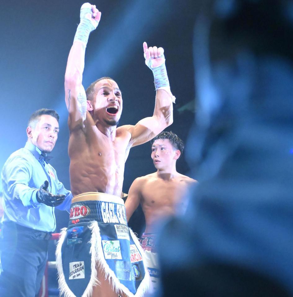 　レネ・サンティアゴ（手前左）に判定で敗れた岩田翔吉（撮影・堀内翔）