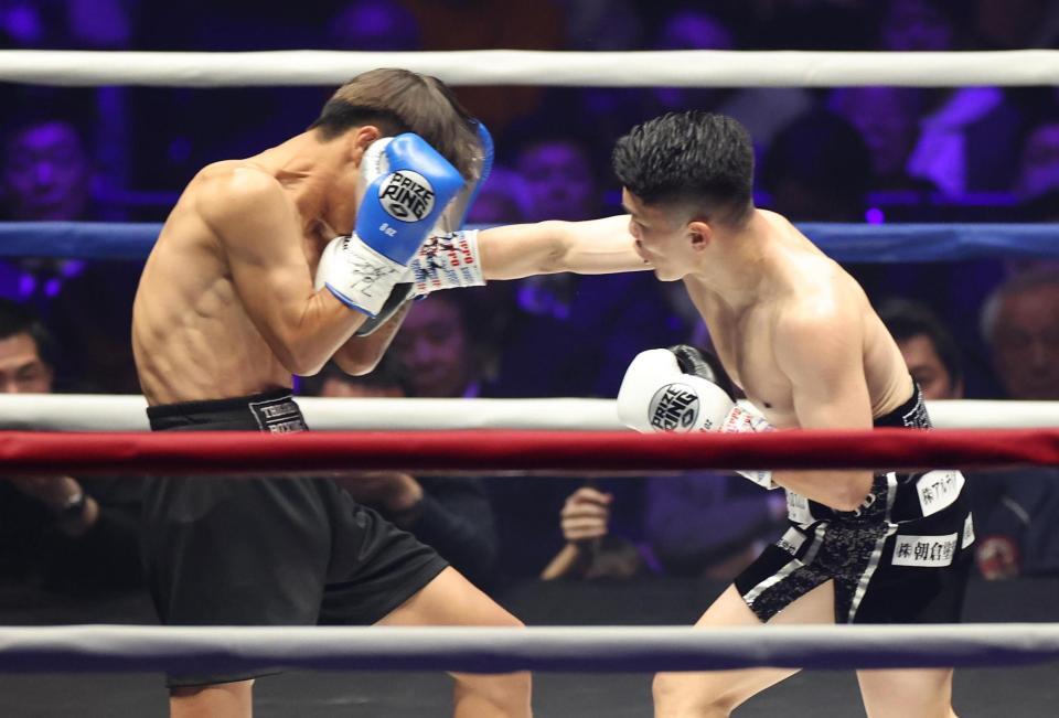 　１回、プーンルエン・ファヨン（左）を攻める坪井智也（撮影・佐々木彰尚）