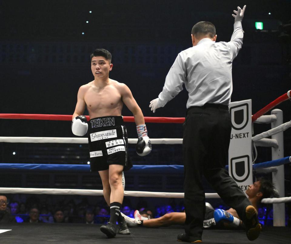 　２回、ブーンエルン・ファヨン（右下）に勝利した坪井智也（撮影・堀内翔）