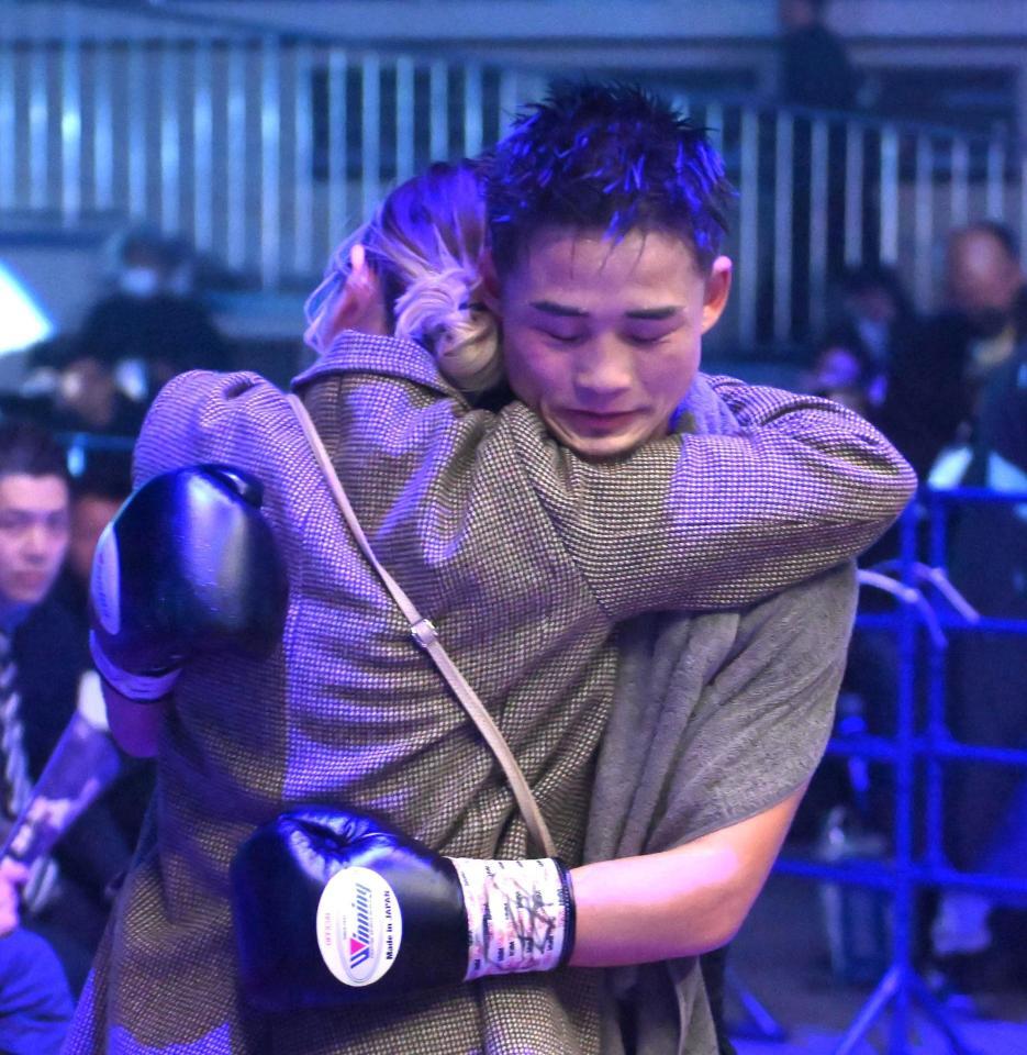 　試合を終えて亜希夫人と抱き合う京口紘人（撮影・堀内翔）