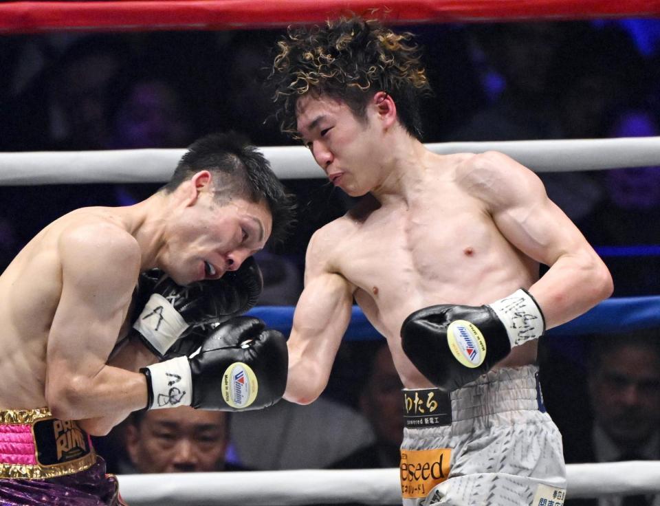 　５回、ユーリ阿久井政悟（左）を攻める寺地拳四朗