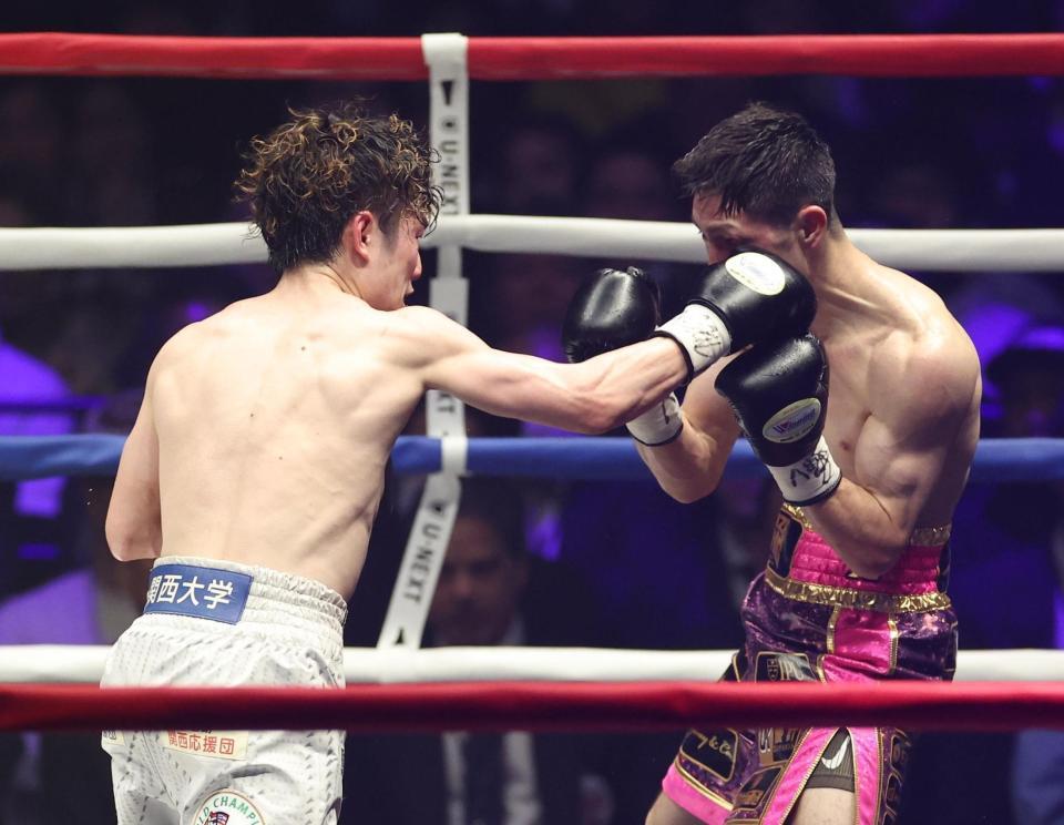 　７回、ユーリ阿久井政悟を攻める寺地拳四朗（撮影・佐々木彰尚）