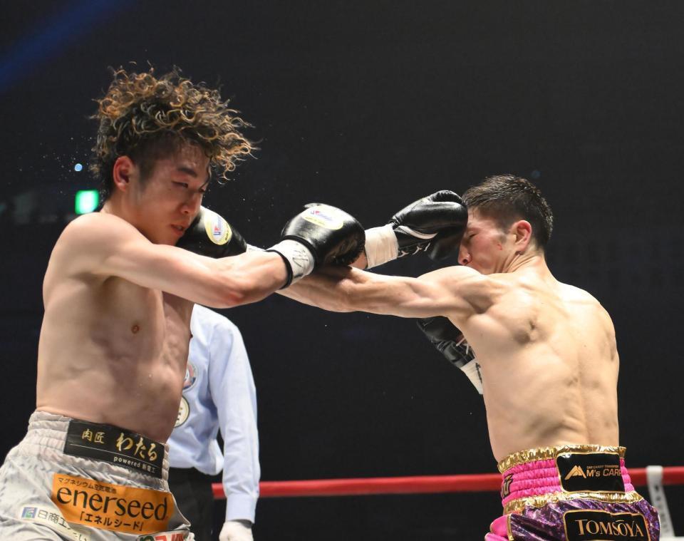 　６回、激しく打ち合う寺地拳四朗（左）、ユーリ阿久井政悟（撮影・堀内翔）