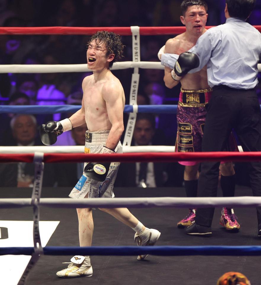 　１２回、ＴＫＯで統一王者に輝いた寺地拳四朗（撮影・佐々木彰尚）