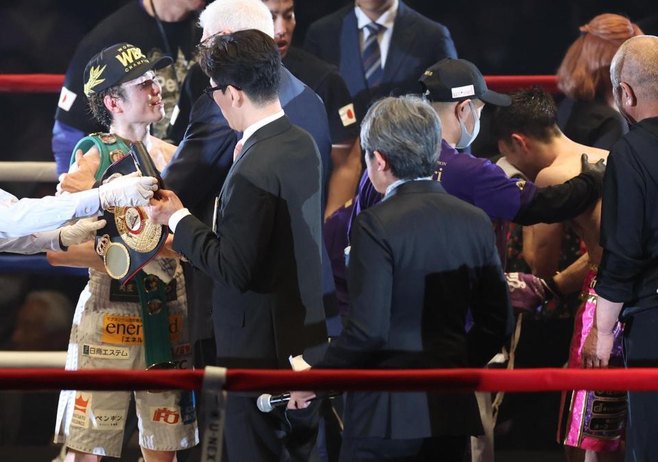 　統一王者に輝いた寺地拳四朗（左）と敗れたユーリ阿久井政悟（撮影・佐々木彰尚）