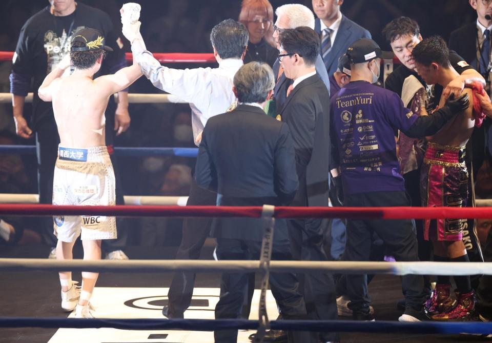 　１２回、ＴＫＯで敗れたユーリ阿久井政悟（右）＝撮影・佐々木彰尚