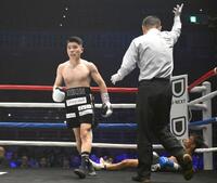 　２回、ファヨン（右下）に勝利した坪井智也（撮影・堀内翔）