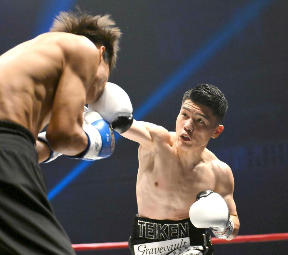 　１回、ファヨン（左）にパンチを出す坪井智也