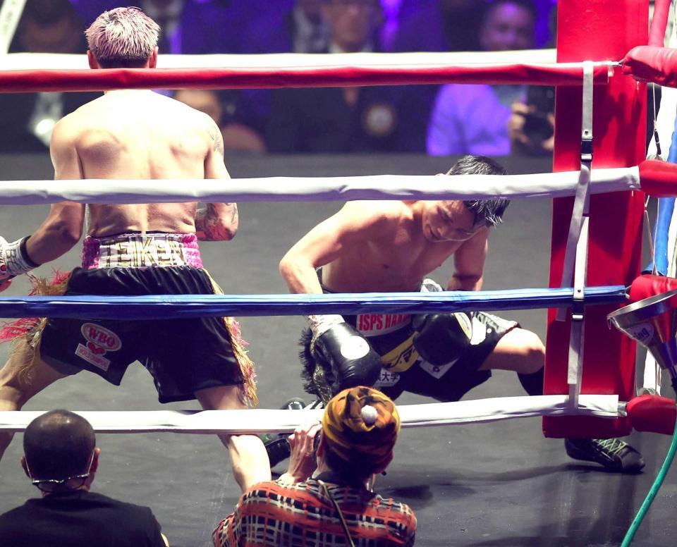 　１１回、ダウンを奪われる京口紘人（右）＝撮影・佐々木彰尚