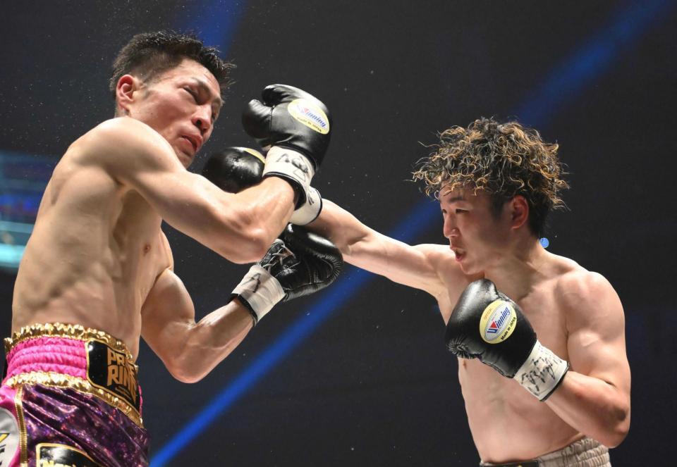 　７回、ユーリ阿久井政悟（左）にパンチを決める寺地拳四朗