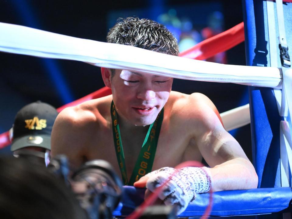 　寺地拳四朗に敗れて肩を落とすユーリ阿久井政悟（撮影・堀内翔）