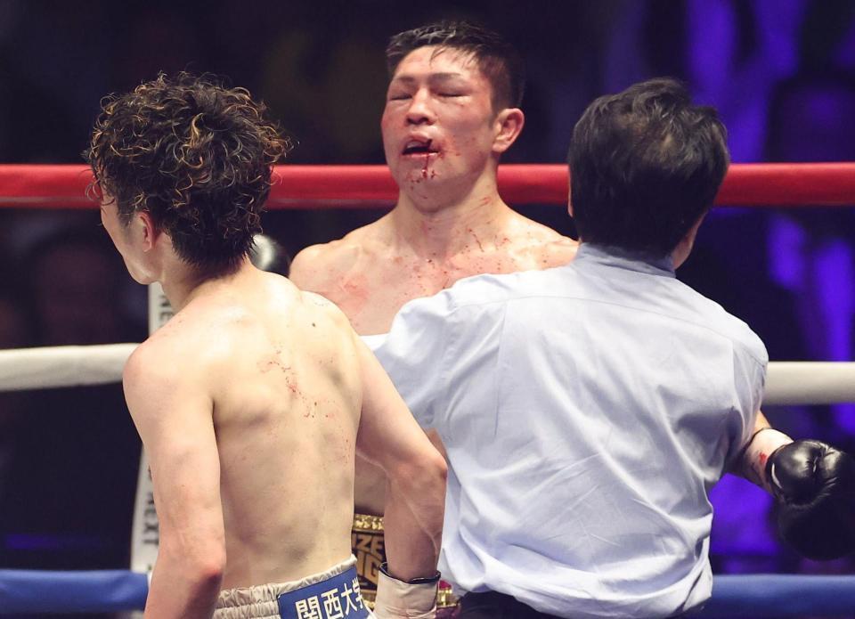 　１２回、ＴＫＯで敗れたユーリ阿久井政悟（中央）と勝利で統一王者に輝いた寺地拳四朗（左）＝撮影・佐々木彰尚