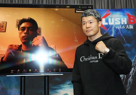 　ラスベガスからの中継で会見に参加したＩＢＦ世界フェザー級王者・アンジェロ・レオと気合を見せる亀田和毅（撮影・立川洋一郎）