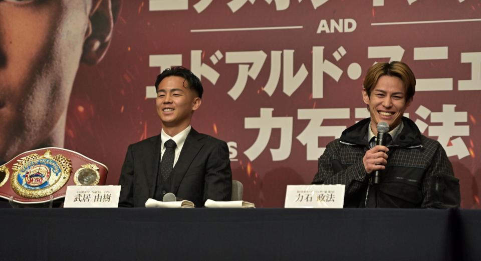 　開催発表記者会見で笑顔の（左から）武居由樹、力石政法（撮影・持木克友）