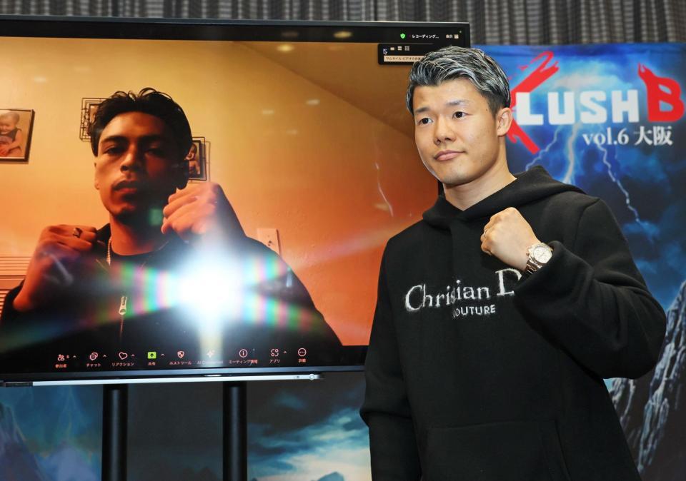 　ラスベガスからの中継で会見に参加したＩＢＦ世界フェザー級王者・アンジェロ・レオと気合を見せる亀田和毅（撮影・立川洋一郎）