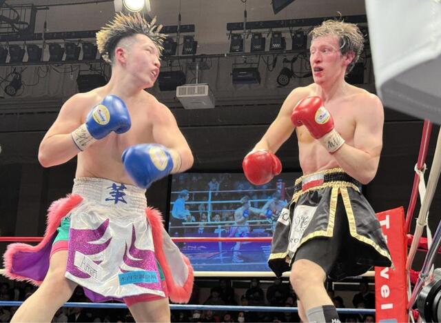 　プロデビュー戦で佐々木革（左）にＴＫＯ負けを喫した“ポーランドの刺客”ことパヴェウ・ナツキ
