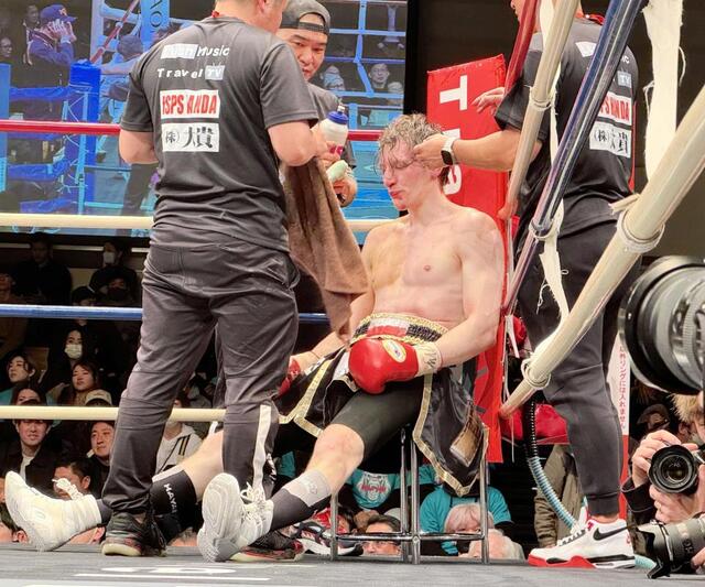 　プロデビュー戦でＴＫＯ負けを喫し、コーナーでうつむく“ポーランドの刺客”ことパヴェウ・ナツキ