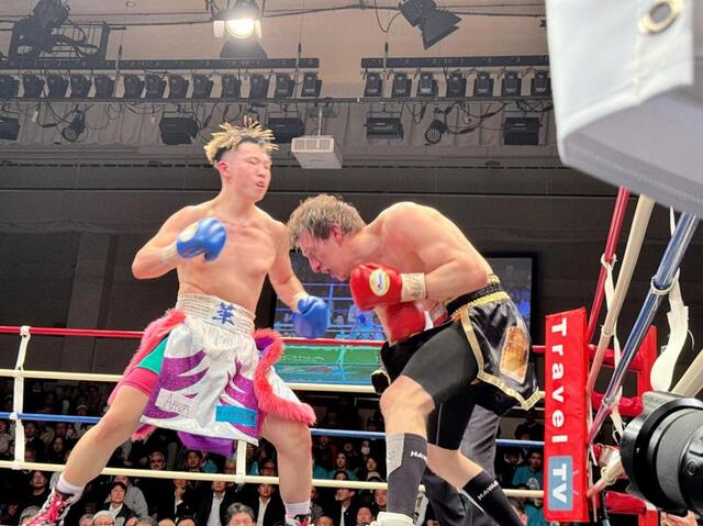 　プロデビュー戦で佐々木革（左）にＴＫＯ負けを喫した“ポーランドの刺客”ことパヴェウ・ナツキ