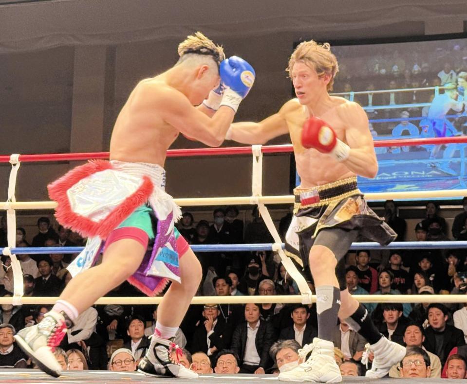 　プロデビュー戦で佐々木革（左）にＴＫＯ負けを喫した“ポーランドの刺客”ことパヴェウ・ナツキ