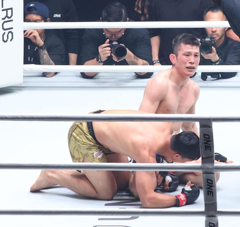 青木真也“有終”の秒殺一本勝ちで男泣き MMA引退を示唆「良き 青木真也“有終”の秒殺一本勝ちで男泣き MMA引退を示唆「良き