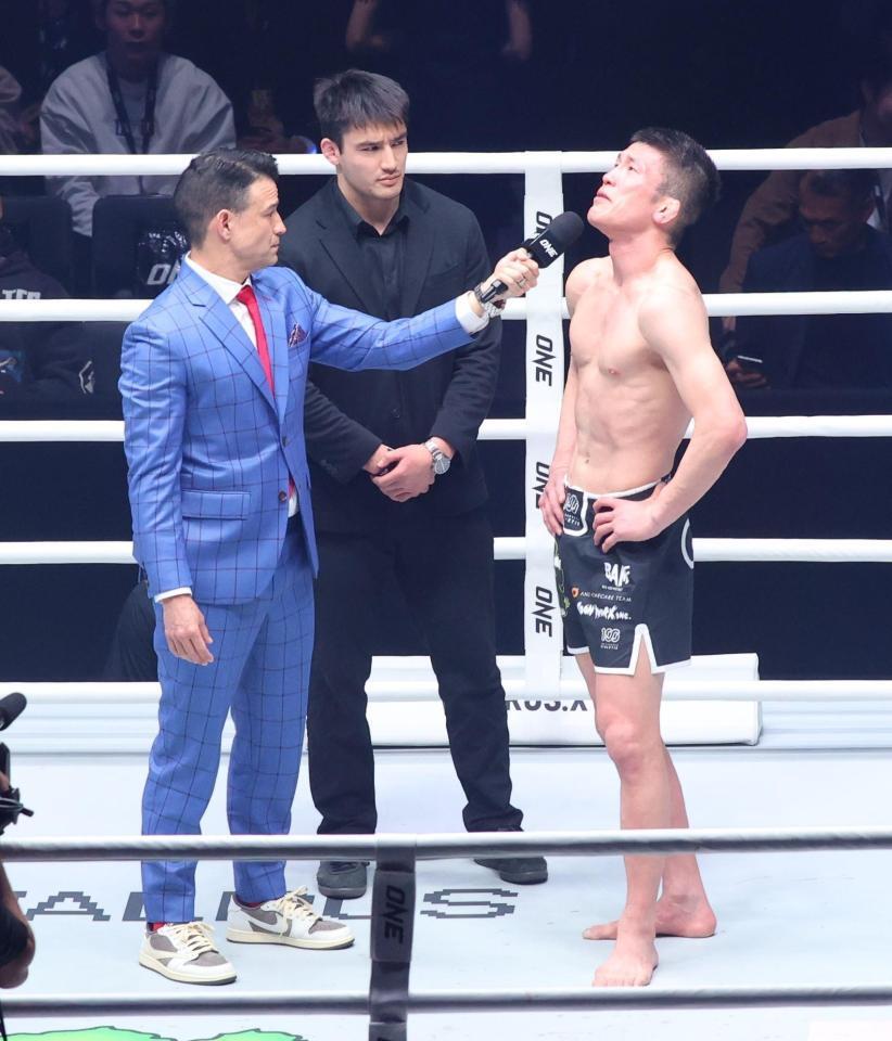 　涙をこらえながらインタビューに応じる青木信也