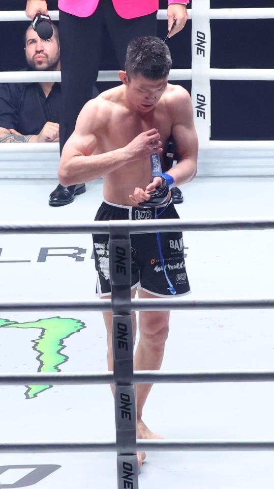 　試合後にグローブをはずす青木信也