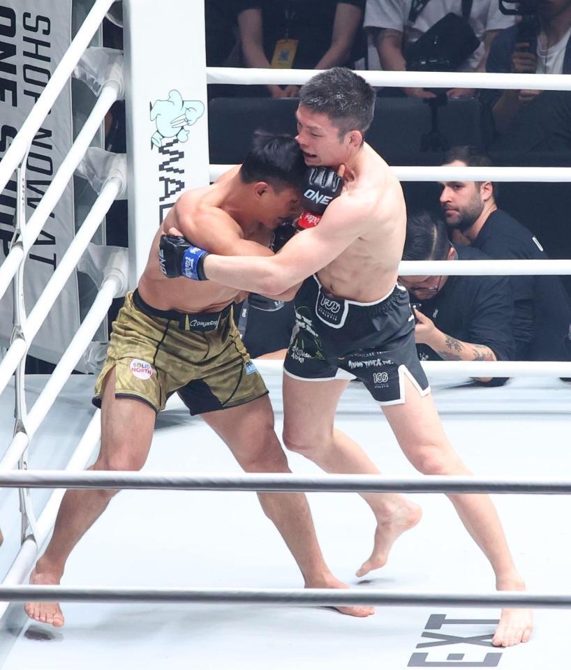 　フォラヤン（左）を攻める青木信也