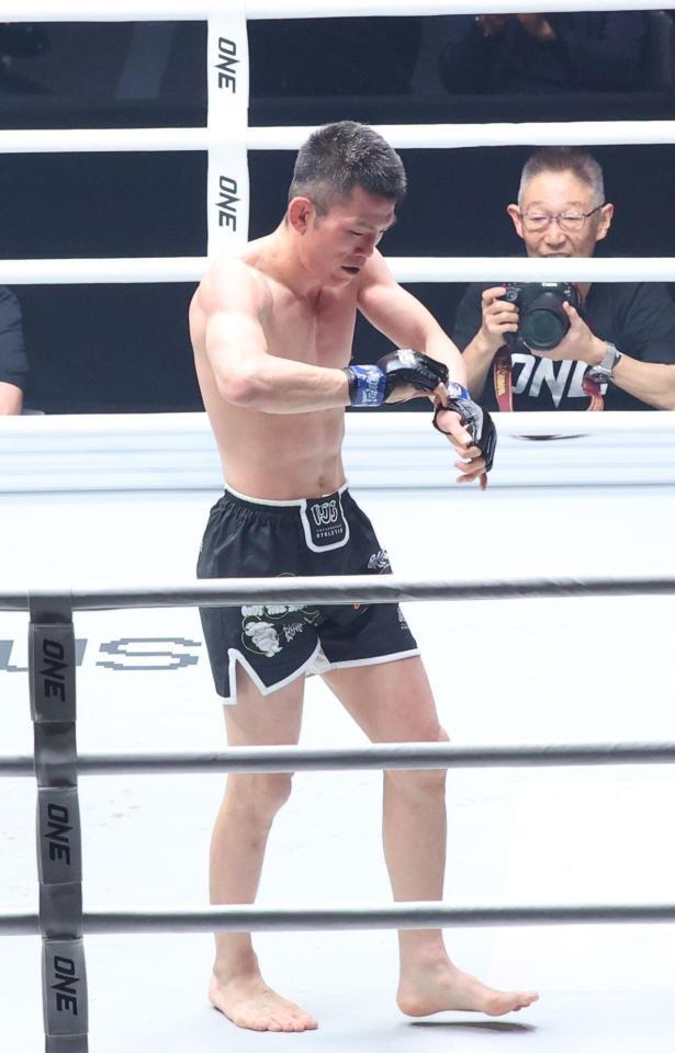 　試合後にグローブをはずす青木信也