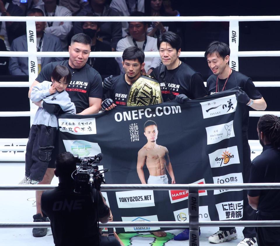 　セコンド陣と喜ぶ新王者の若松佑弥（中央）＝２３日