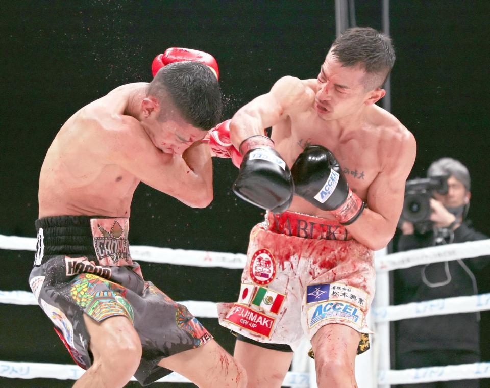 　９回、アンヘル・アヤラ（左）を攻める矢吹正道