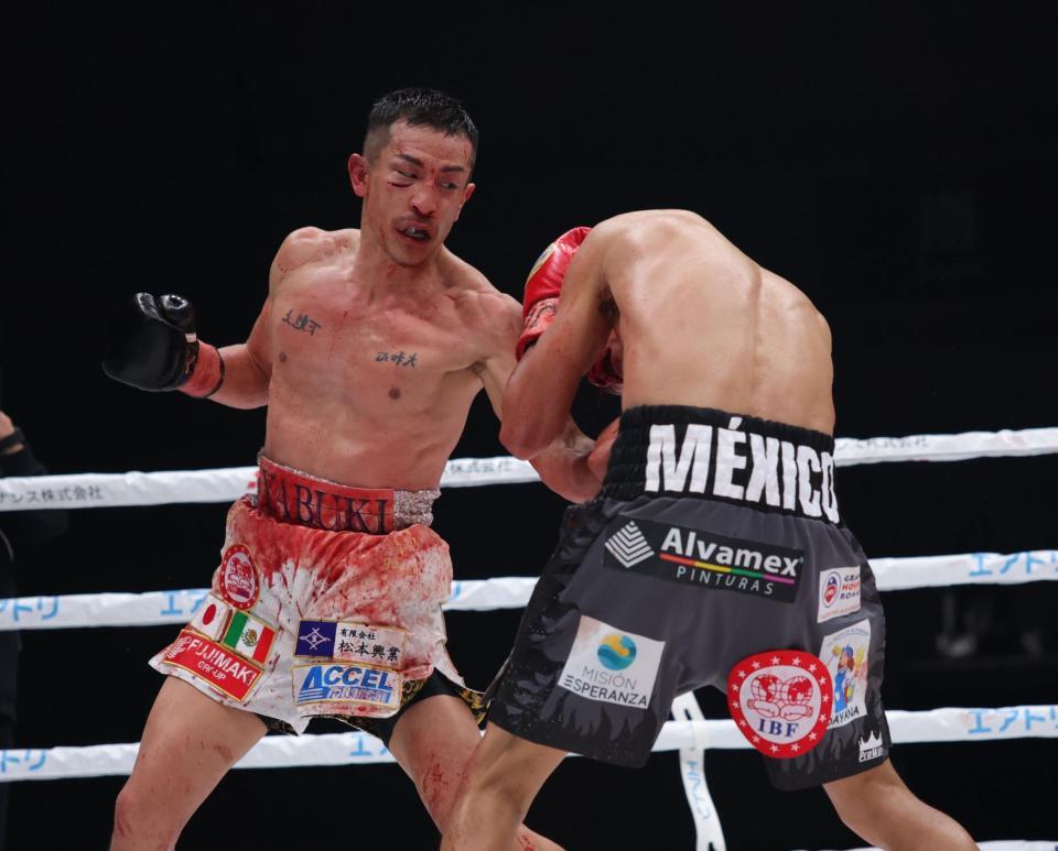 　９回、アンヘル・アヤラを激しく攻める矢吹正道（撮影・坂部計介）