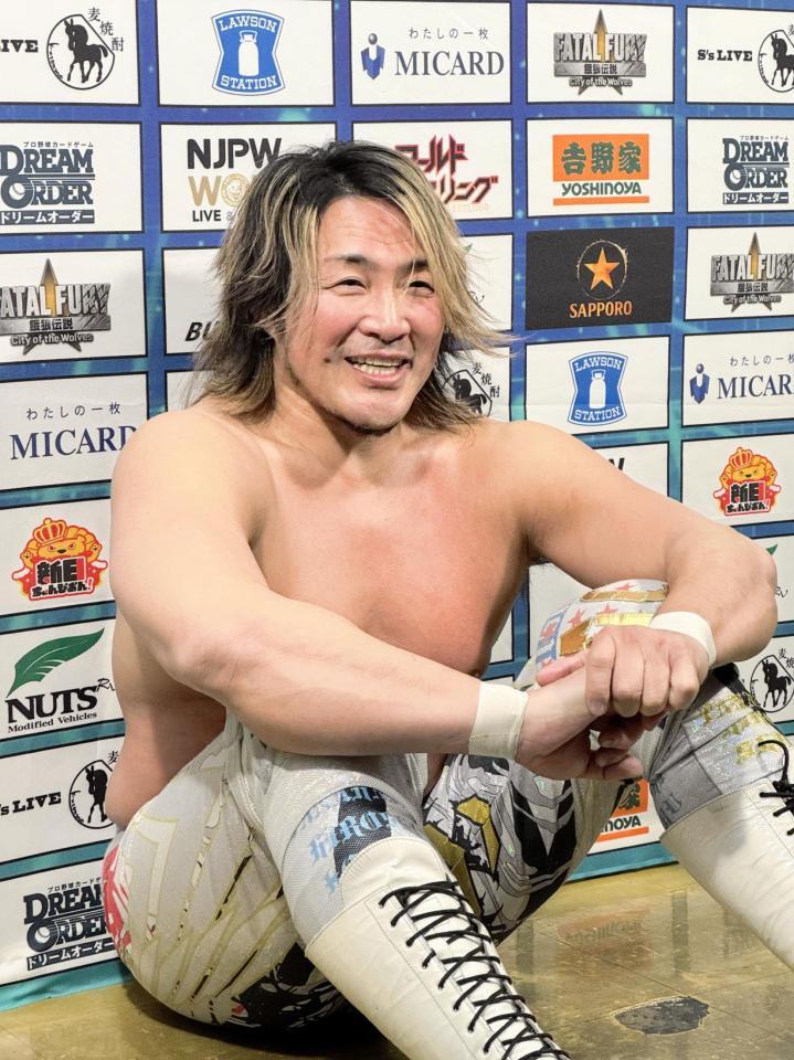 　田口隆祐との試合後、座り込んでコメントする棚橋弘至
