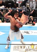 　デビッド・フィンレー（右）を攻める後藤洋央紀