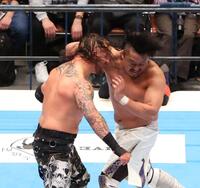 　デビッド・フィンレー（左）に強烈なエルボを叩き込む後藤洋央紀