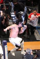 　場外でデビッド・フィンレー（奥）を攻める後藤洋央紀